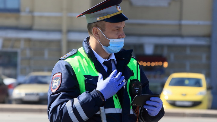 Очень неожиданно: Пассажир метро без маски получил подарок от полицейского