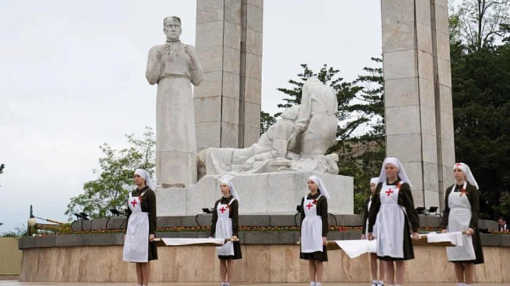 В Сочи возложили цветы к памятнику медиков, трудившихся в годы Великой Отечественной войны