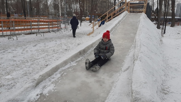 Два челябинских парка приглашают бесплатно покататься со снежных горок