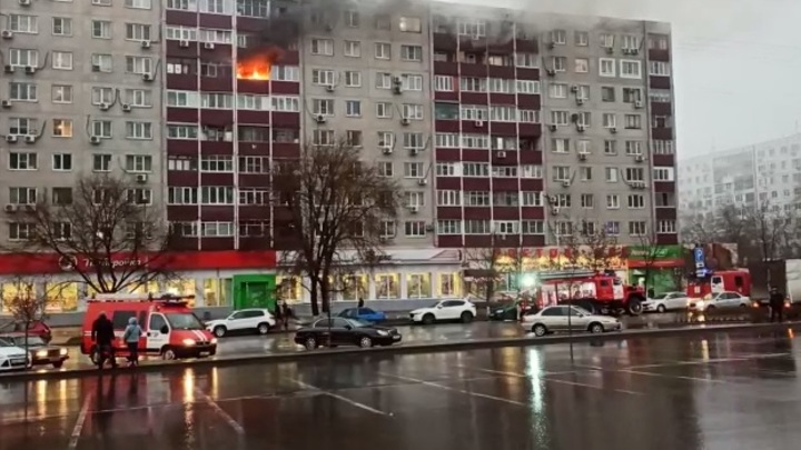 Пожар на Комарова: В Ростове началась эвакуация жильцов из многоквартирного дома