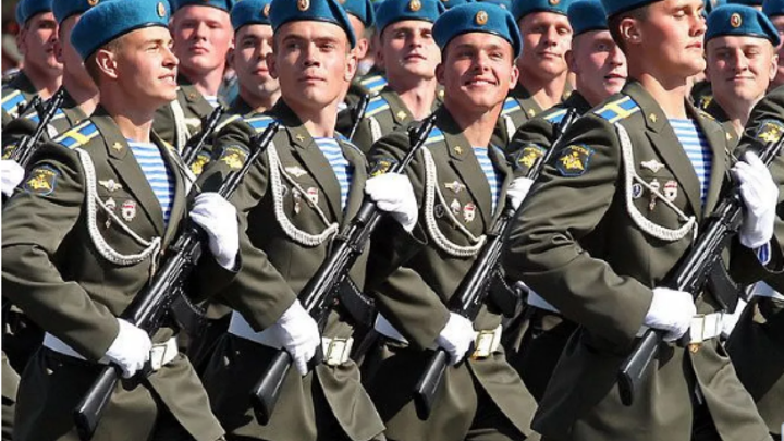 В Краснодаре десантники устроили автопробег в центре города и возложили цветы к Вечному огню