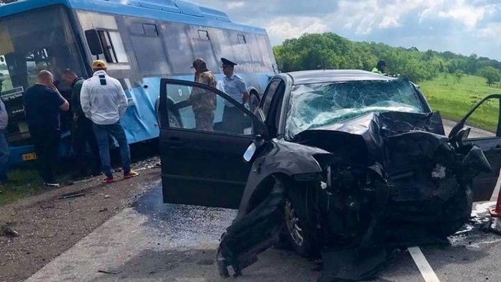 Автобус с 17 пассажирами попал в смертельное ДТП на трассе в Кузбассе