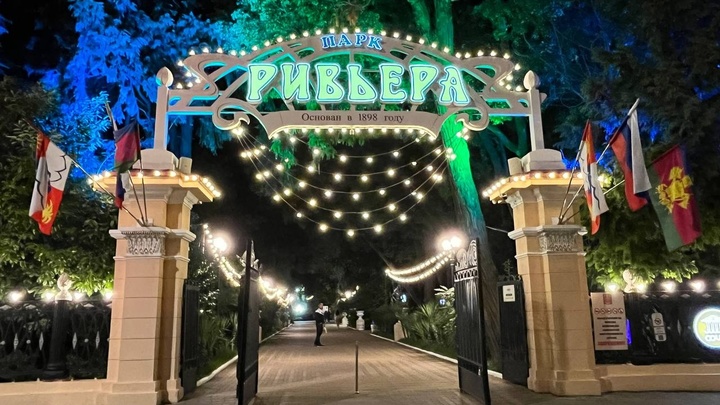 В Сочи по улице Гагарина перекрыли одну полосу дороги из-за разрушительного оползня