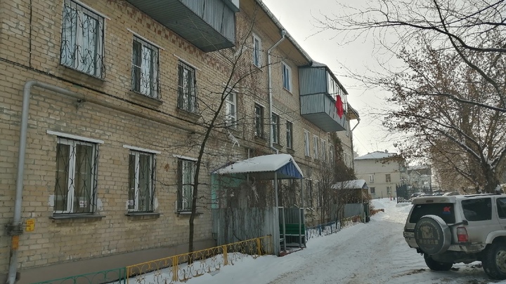 В центре Кургана мужчина семь лет живет в квартире без света, тепла и даже канализации