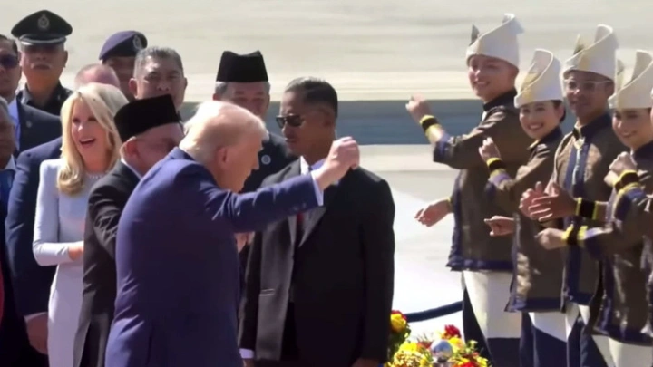 Танцующий с жителями Малайзии Трамп попал на видео