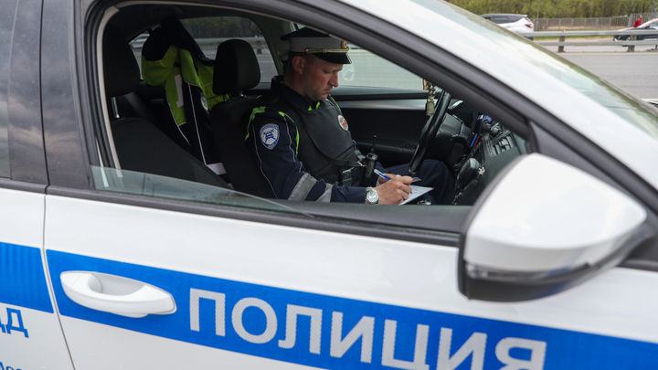 Мигрант напал с ножом на девушку у всех на глазах в Москве. Сбежать далеко не успел