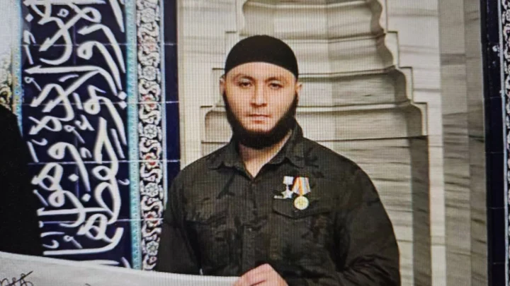 Липовый герой нацепил на грудь высшую награду Вагнера. Но почему вопросы задают Ахмату? Разобрались в странной ситуации