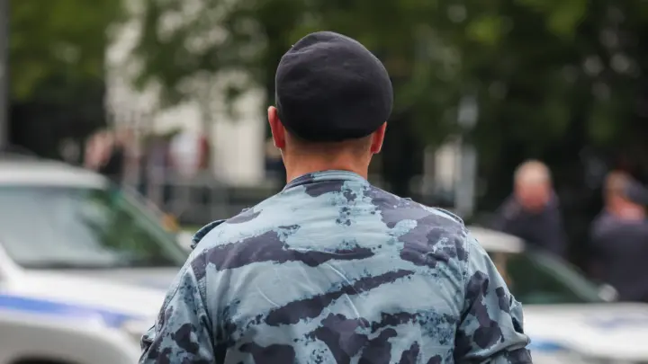 Двор дома в Подмосковье оцепили из-за найденной гранты