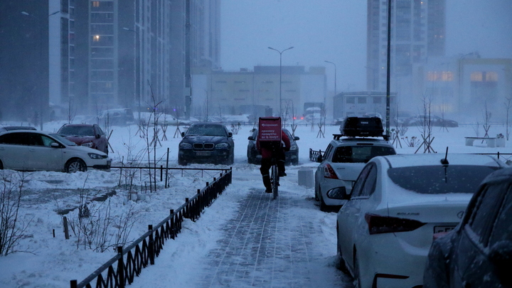 В Екатеринбурге на перекрёстке схлестнулись два легковых авто