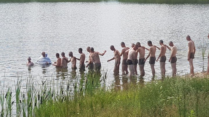 В Новосибирске 32 призывника учебного центра НВВКУ приняли Крещение