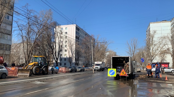 Трамваям не помеха: В Самаре на улице Клинической меняют трубопровод