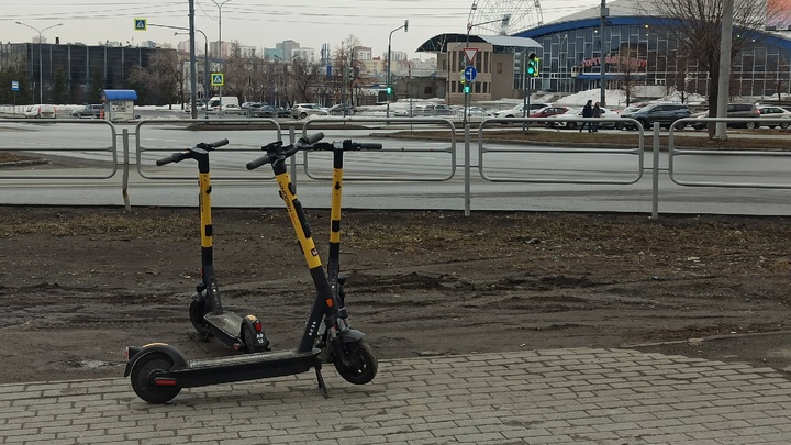 В Челябинске электросамокаты уже мешают водителям на дороге