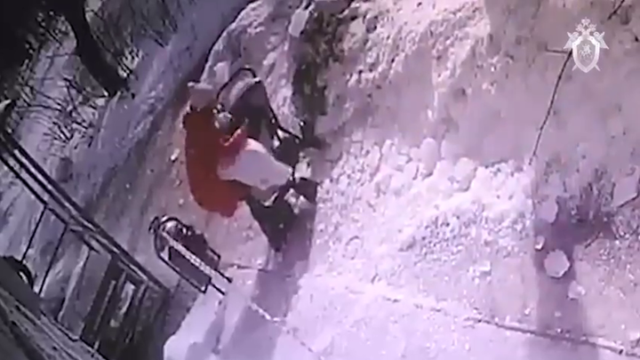 Следком опубликовал видео падения наледи на коляску с младенцем в Фурманове