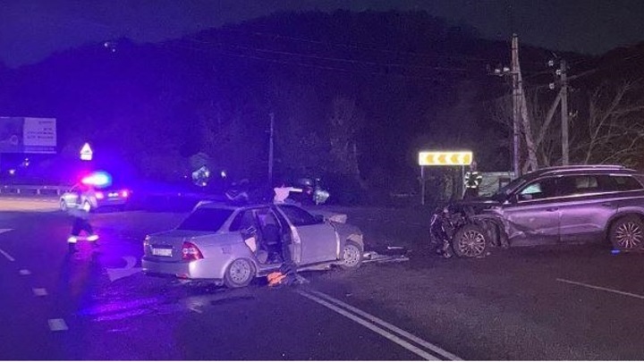 В Туапсинском районе на встречке столкнулись Lada и Skoda. Один человек погиб, трое пострадали
