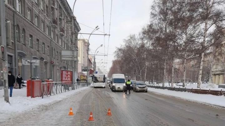 Водитель Соляриса сбил маму и 6-летнюю девочку в центре Новосибирска