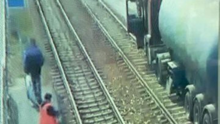 В Краснодаре встали трамваи №3 и №7 из-за застрявшей на рельсах фуры