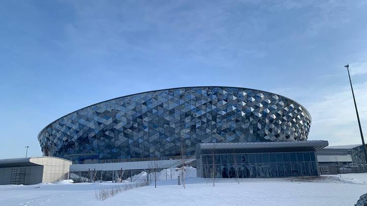 На фасаде нового ЛДС в Новосибирске включили медиаэкран с видами города