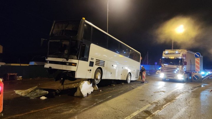 В Абинском районе автобус с пассажирами протаранил бетонное ограждение