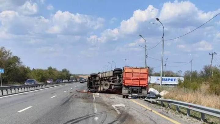 На федеральной трассе М-4 Дон произошло смертельное ДТП с участием большегрузов