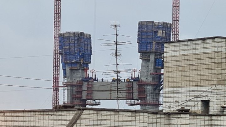 В Новосибирске установили верхнюю перемычку пилона четвёртого моста через Обь