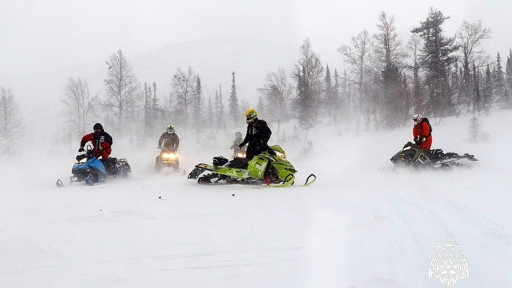Двое туристов погибли во время путешествия на снегоходах в Хакасии