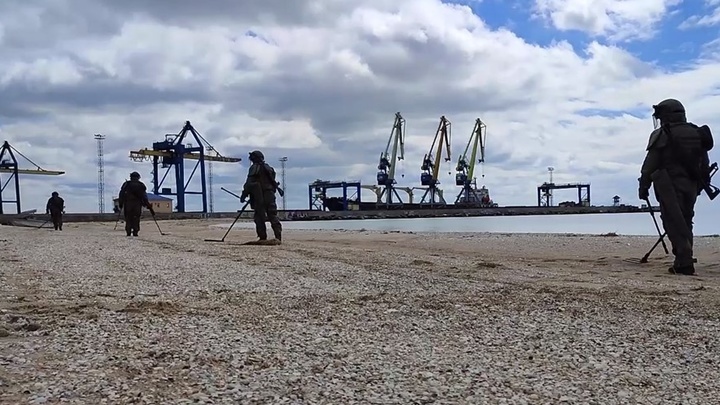 Сапёры Черноморского флота России разминировали морской порт в Мариуполе