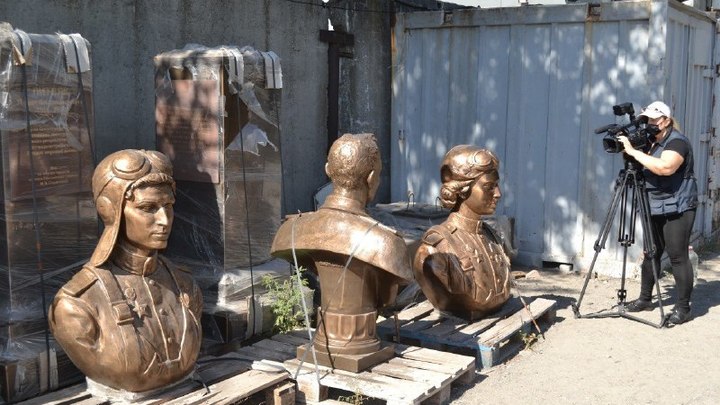 Ростов-на-Дону подарил ЛНР памятники маршалу Рокоссовскому и ночным ведьмам
