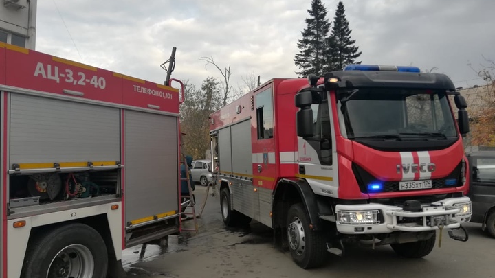 В Челябинске 3 человека оказались в горящем автомобиле во время движения