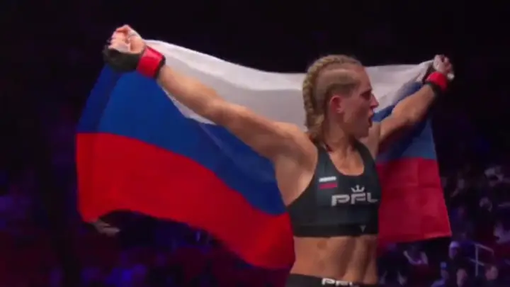 Русская боец ММА Постарнакова показала флаг России на турнире в США