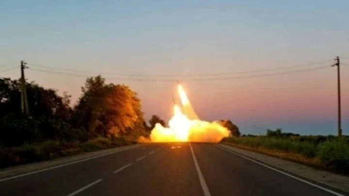 Взрывы в Киеве в момент удара ВС России попали на видео