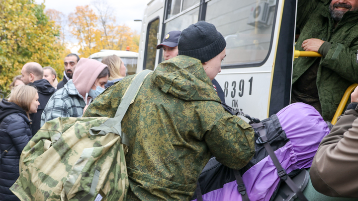 Заявки от желающих служить по контракту принимают на новой горячей линии в Москве