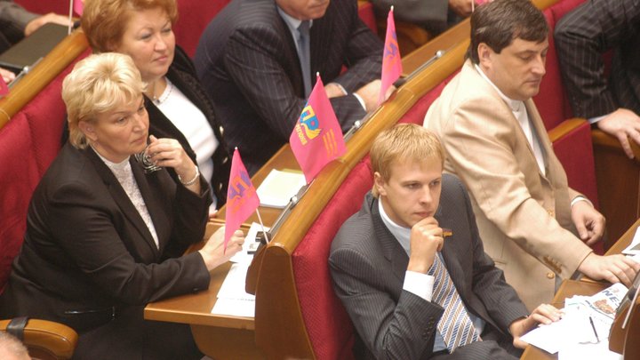Из кресла спикера украинской Рады выгнали Дмитрия Разумкова, критиковавшего окружение Зеленского