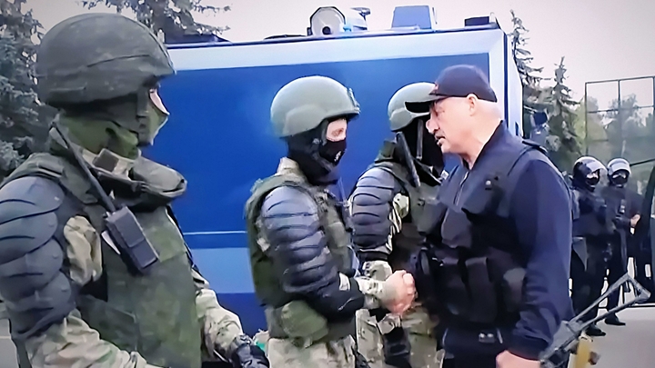 Это означало только одно: Лукашенко объяснил свой милитари-образ с автоматом