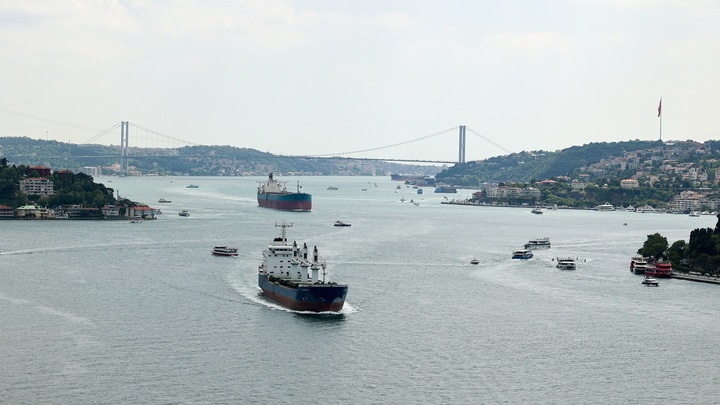 Шедший к России контейнеровоз отбуксировали в пролив Босфор