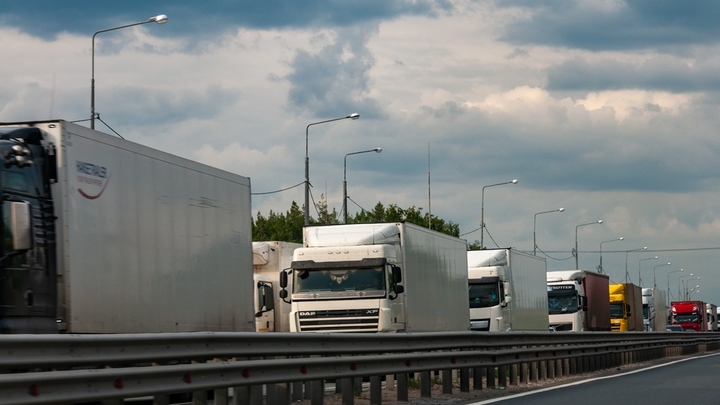 Талоны есть, проезда нет: На границе Казахстана и России застряли почти 300 грузовиков