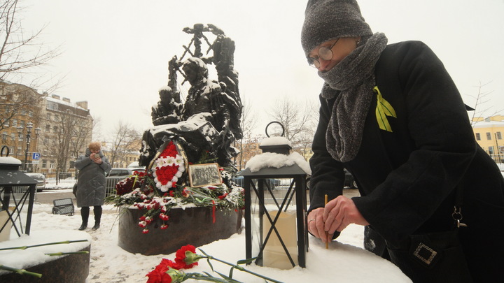 Вандал из Еревана устроил погром возле памятника детям блокадного Ленинграда