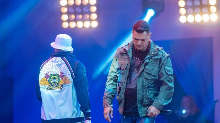 Рэпер Птаха попал под обстрел в ДНР. В Сети появилось видео с места событий