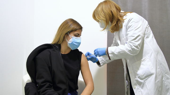 Судороги после укола вакциной Pfizer сняли на видео. Сравнимо с пляской святого Витта