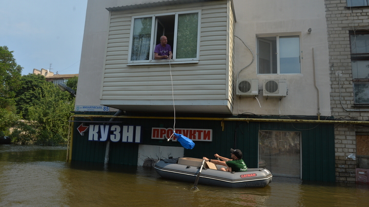 МЧС и волонтёры доставили питьевую воду и чистую одежду в Новую Каховку