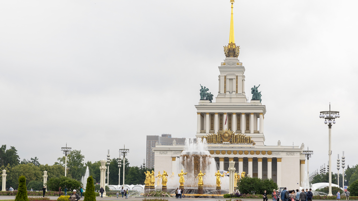 Москвичей пригласили на бесплатные экскурсии в честь юбилея ВДНХ