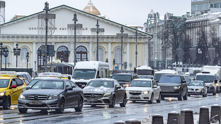 На дорогах Москвы восьмибалльные пробки из-за непогоды: где затруднено движение сильнее всего