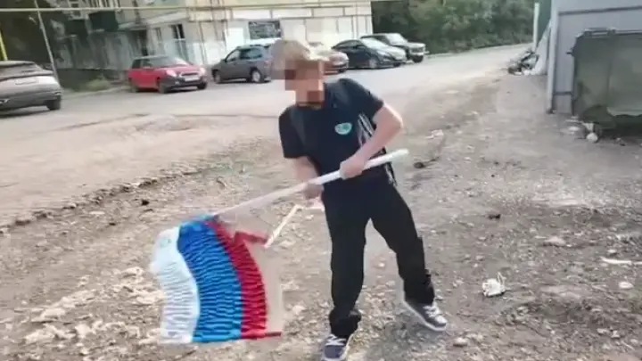 Надругался над флагом: в Самаре школьник совершил преступление