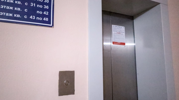 Двухлетний ребёнок почти час плакал запертый в лифте: в Челябинске крупная авария