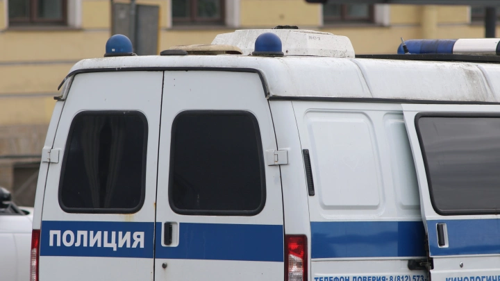 Родителям приготовиться: В Петербурге подростки устроили бой машинам ночью во дворе