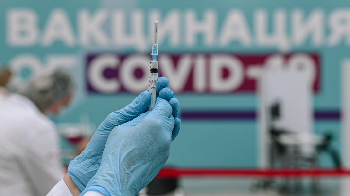 Защита усиливается: Сибирячка вакцинировалась от коронавируса тремя препаратами