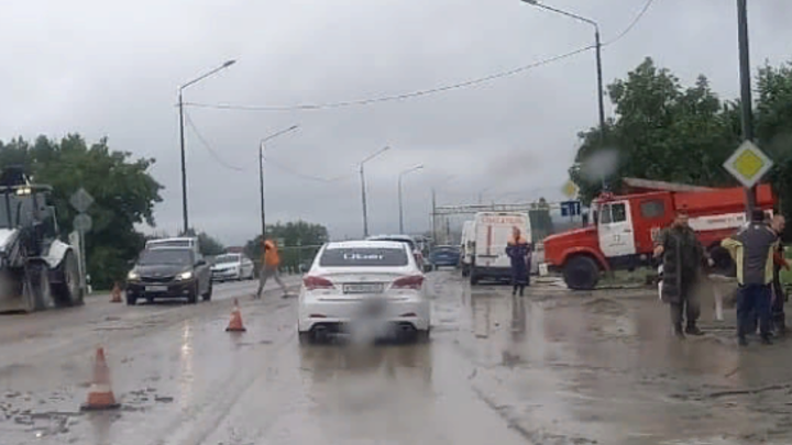 Трассу Новороссийск-Керчь подтопило из-за сильного ливня