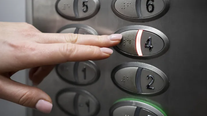 В Подмосковье рухнул лифт с ребенком: семья чудом спаслась