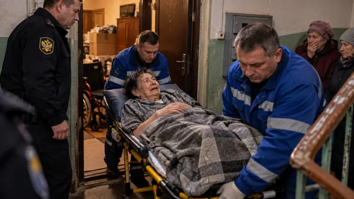 Бабушку вынесли на носилках: Пенсионерку со скандалом выселили из съёмной квартиры. И через несколько дней она умерла