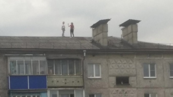 В Кузбассе дети гуляли по крыше