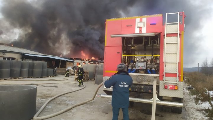 В Сновицах горит цех по производству стройматериалов